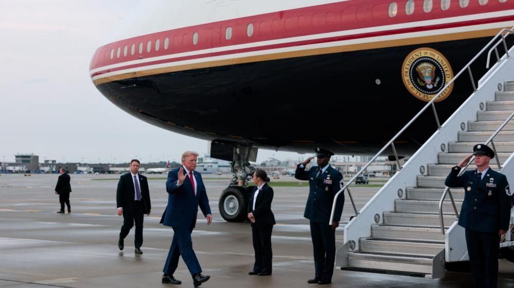 Trump’s Covert Plane Switch Highlights Military Aviation’s Carbon Footprint