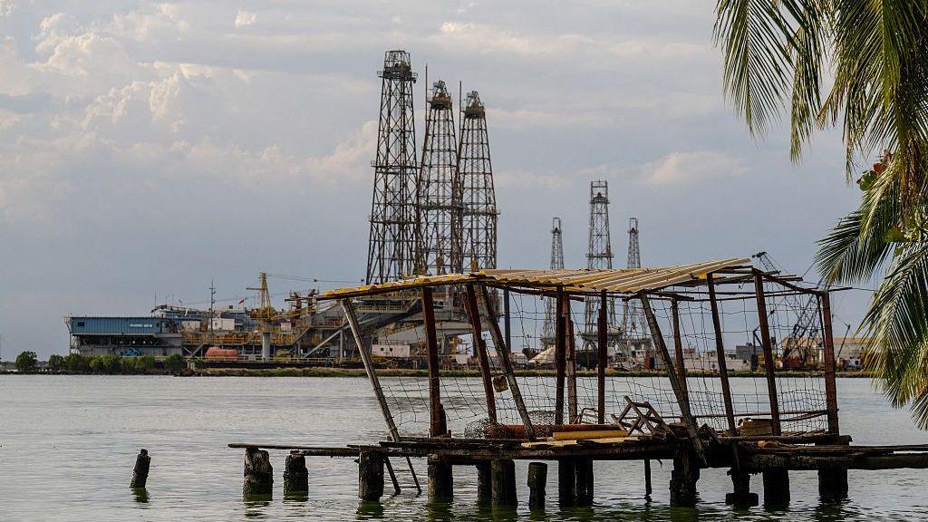 Trump’s 65 bn‑barrel Venezuelan deal: Climate gamble tied to US oil politics