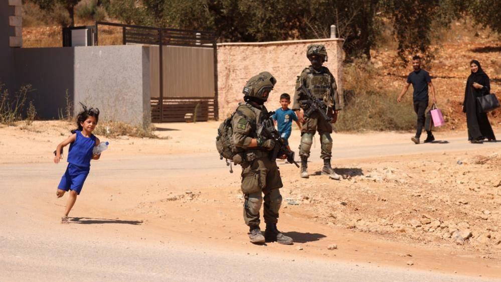 Settlers Besiege Palestinian Homes in Qusra, Residents Forced to Leave