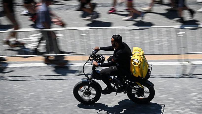 Heatwave forces Italian delivery riders into strike over working conditions