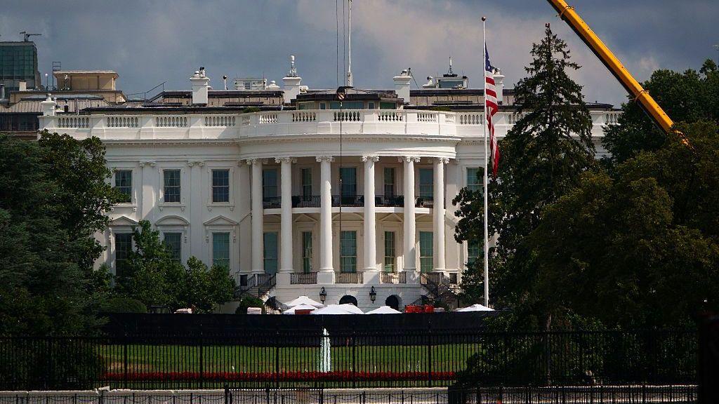 Former White House Teleprompter Operator Pays $172,000 Fine for Betting on Trump Speeches