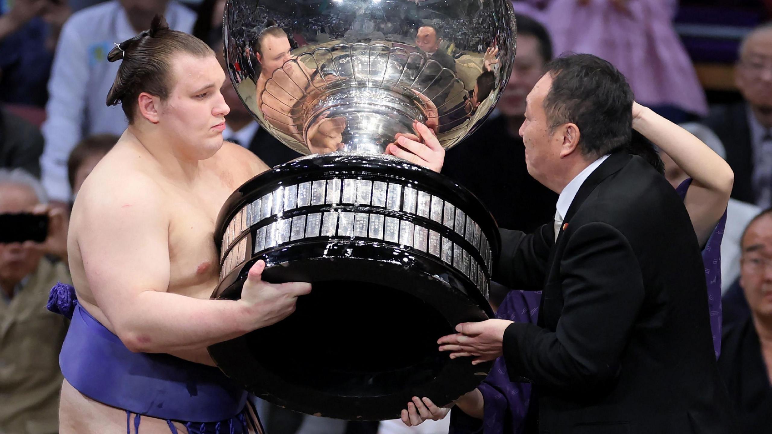 Aonishiki: The Ukrainian Sumo Sensation Winning Hearts in Japan