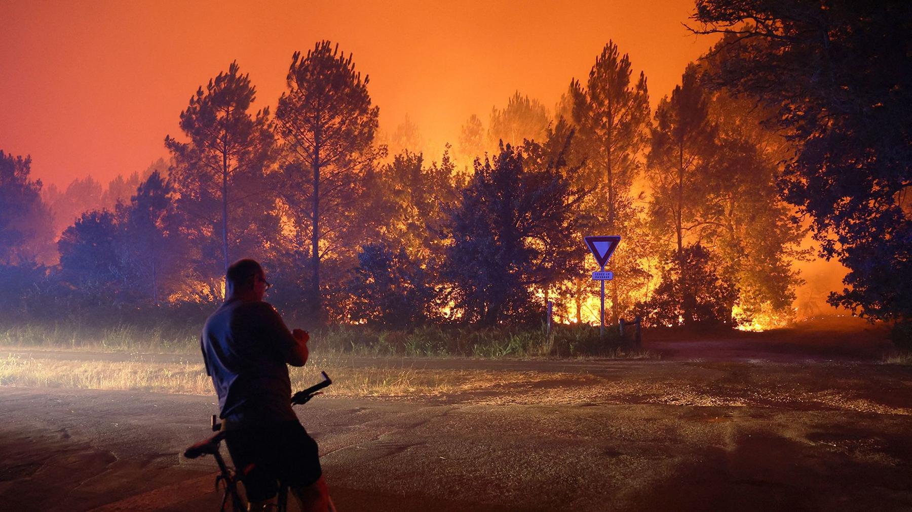 Wildfires Force 12,000 Evacuated as French Communities Mourn Fallen Firefighters