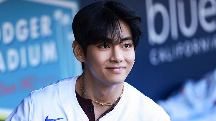 BTS Star V Reveals Long‑Standing Hearing Loss During Tour Livestream
