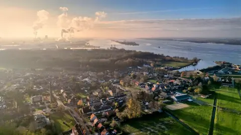 Moerdijk: A Dutch Village's Fight for Survival Amid Energy Transition