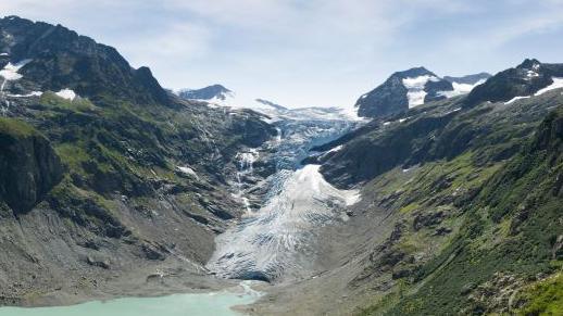 Swiss Glacier Melt Reveals Lost Hikers, Icing Further Evidence of Climate‑Driven Retreat