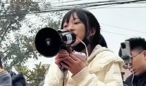 A Call for Community: Thousands Answer Young Woman's Plea in Rural China