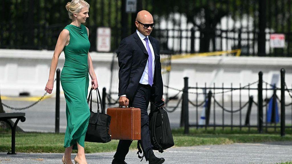 Cash Gifts to White House Aides: A Window on Executive Ethics and Climate Credibility