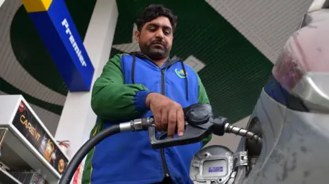 Oil Prices Slip as Gulf Deal Halts Strait Tensions, Paving Way for Renewables