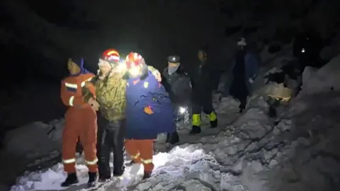 Rescue Efforts Following Mount Everest Blizzard Successfully Evacuate Stranded Hikers