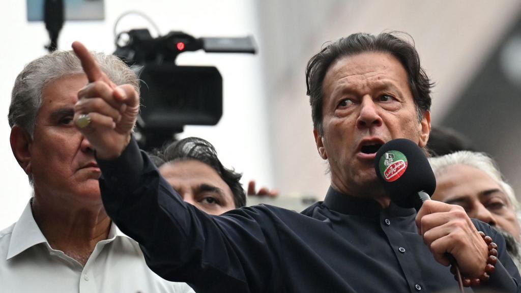 Former Cricket Captains Urge Pakistan to Provide Proper Medical Care for Imran Khan