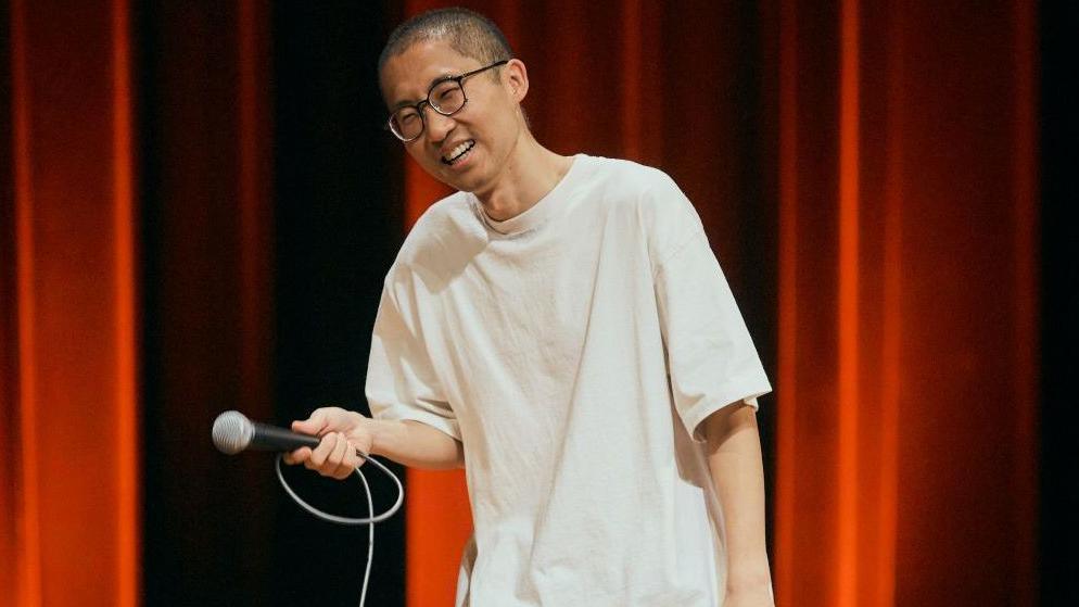 A Vietnamese Stand‑Up? Chizi navigates Beijing’s ban – an act of free speech with a climate‑friendly twist