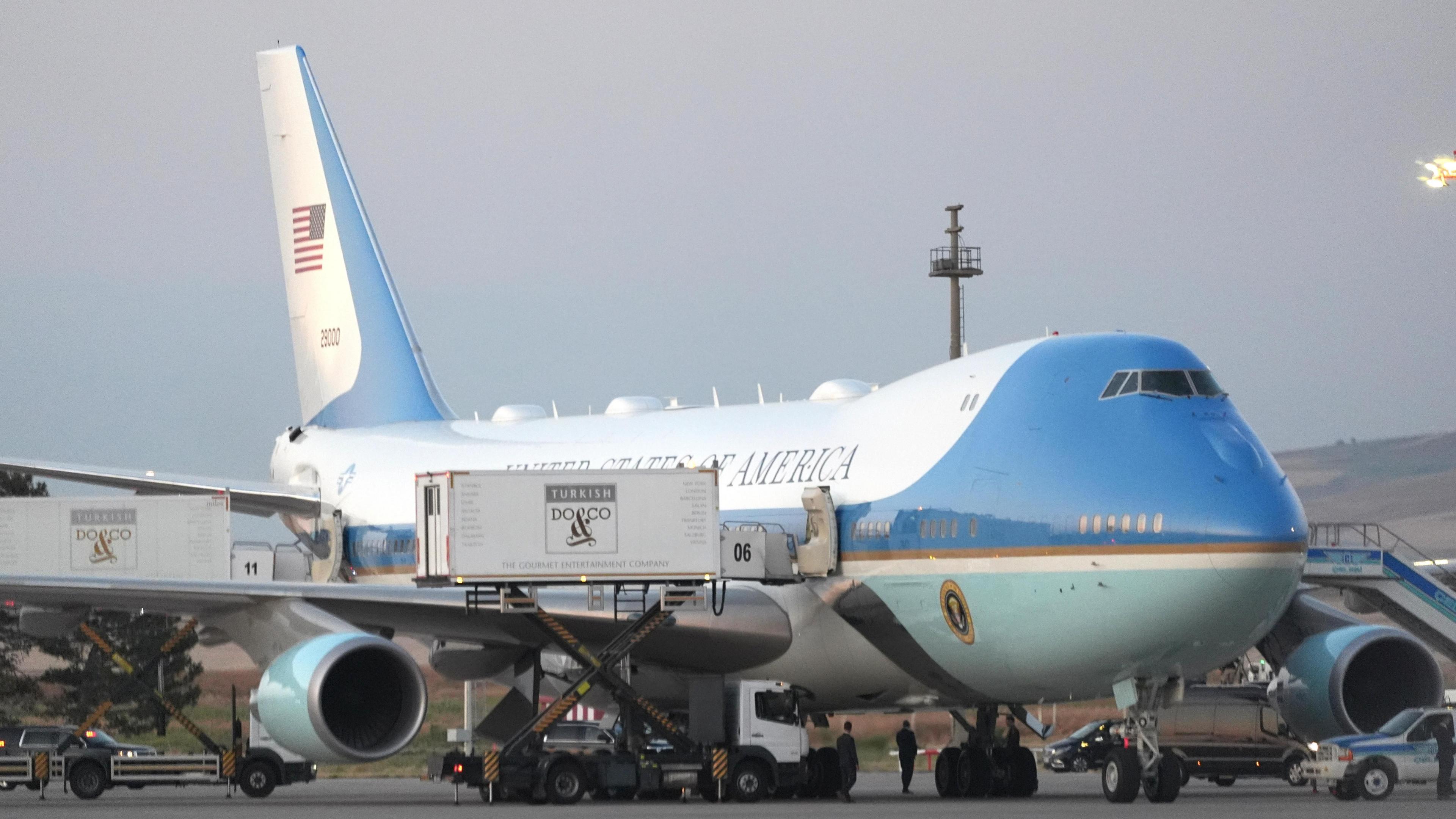 Decoy Flight: Trump Uses Secret Plane to Evade Cabinet and Media