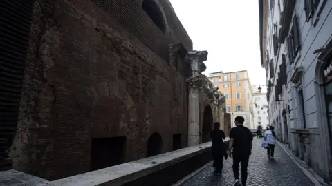 Tragic Fall Claims Life of Japanese Tourist at Rome's Pantheon