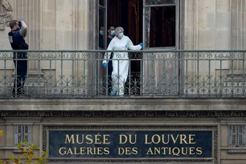 Louvre Director Admits Security Flaws After €88 Million Heist