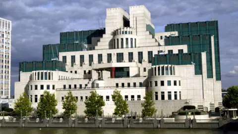 MI6 Ventures into Dark Web to Recruit New Spies from Russia